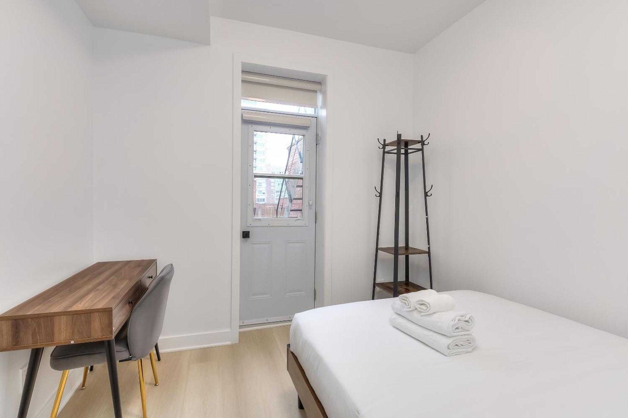 Free Indoor Parking Cozy & Spacious Condo In Heart Of Downtown Монреаль Екстер'єр фото