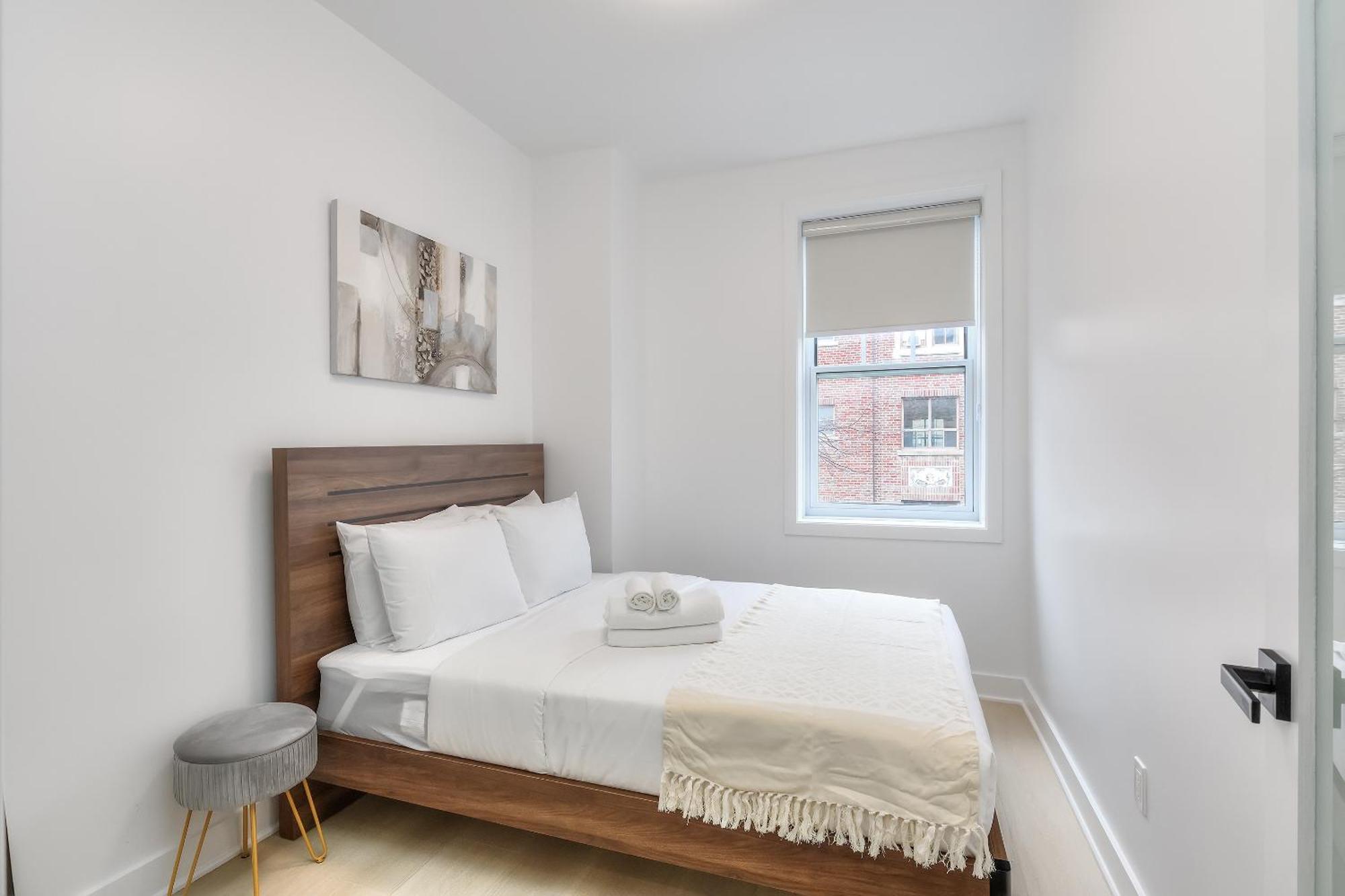 Free Indoor Parking Cozy & Spacious Condo In Heart Of Downtown Монреаль Екстер'єр фото