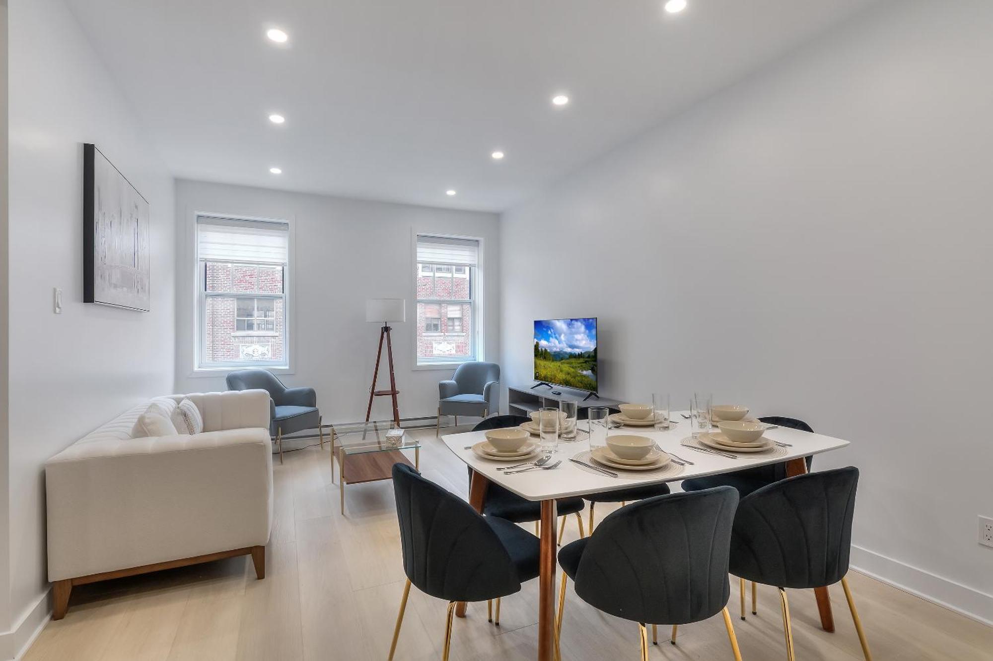 Free Indoor Parking Cozy & Spacious Condo In Heart Of Downtown Монреаль Екстер'єр фото