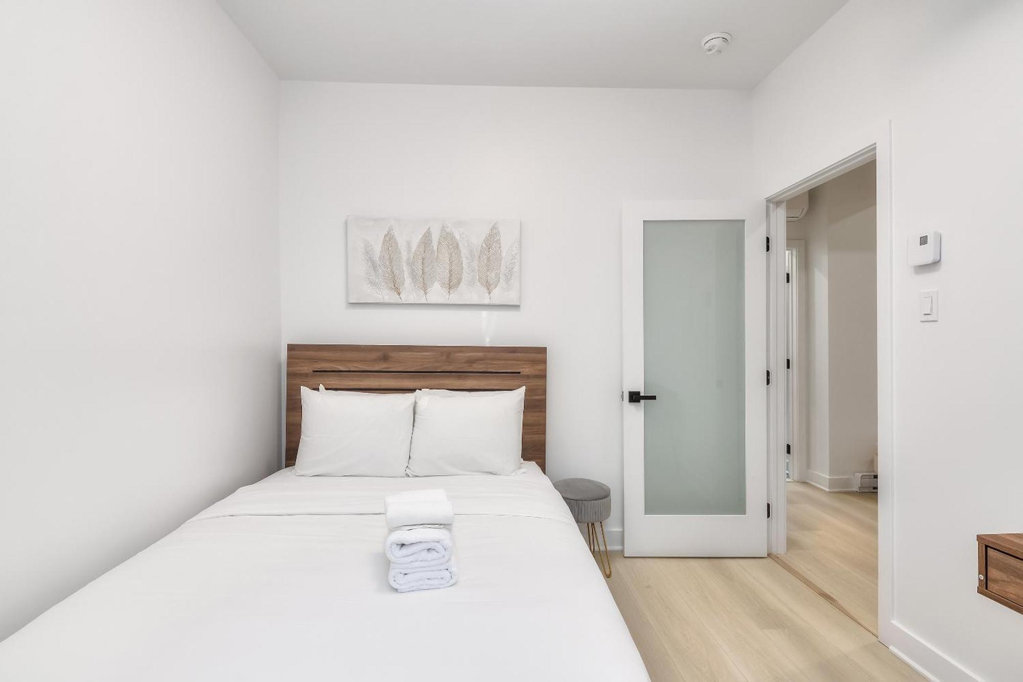 Free Indoor Parking Cozy & Spacious Condo In Heart Of Downtown Монреаль Екстер'єр фото