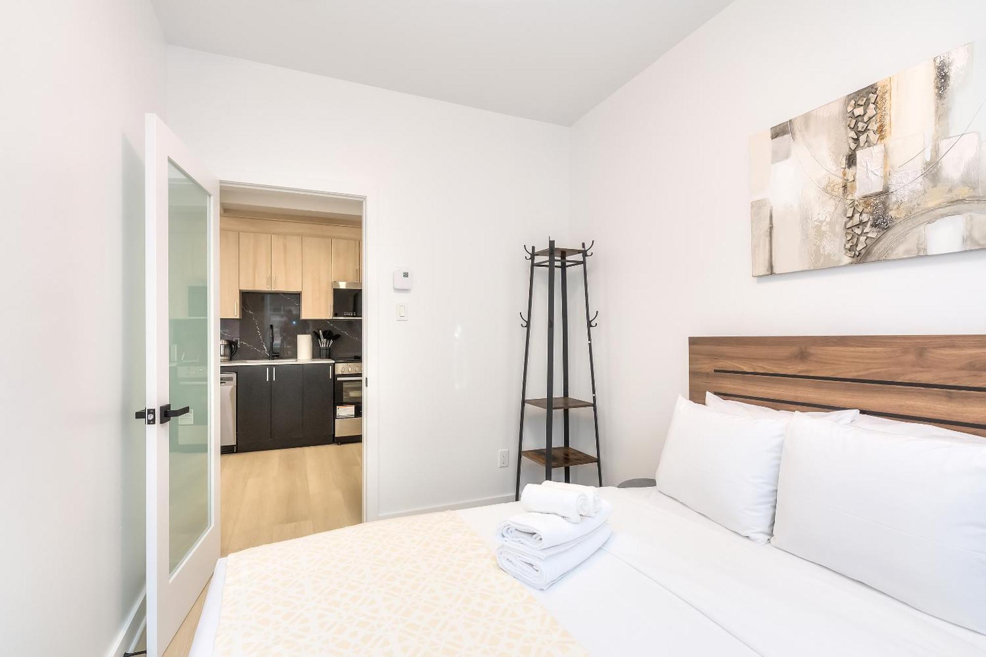 Free Indoor Parking Cozy & Spacious Condo In Heart Of Downtown Монреаль Екстер'єр фото