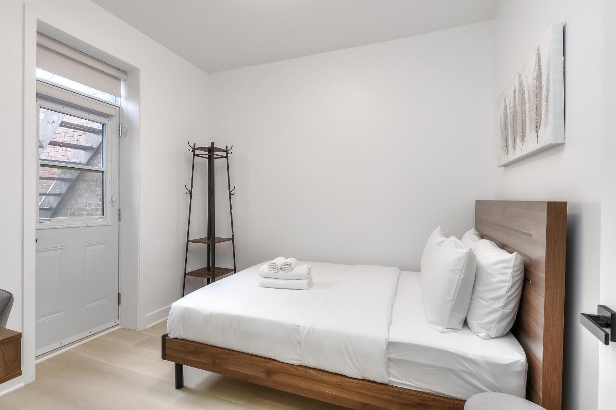 Free Indoor Parking Cozy & Spacious Condo In Heart Of Downtown Монреаль Екстер'єр фото